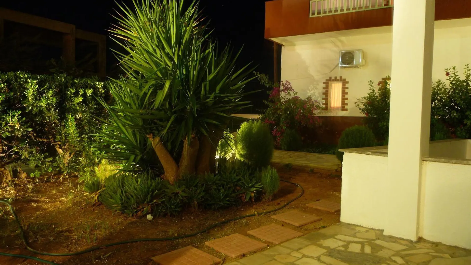 Haris Apartments Kokkini Hani 3*,