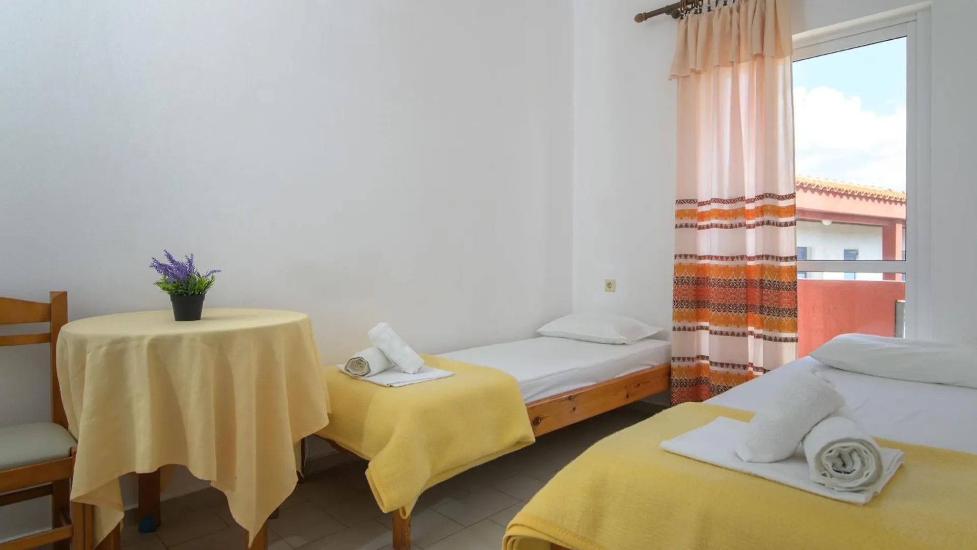 Haris Apartments Kokkini Hani 3*,